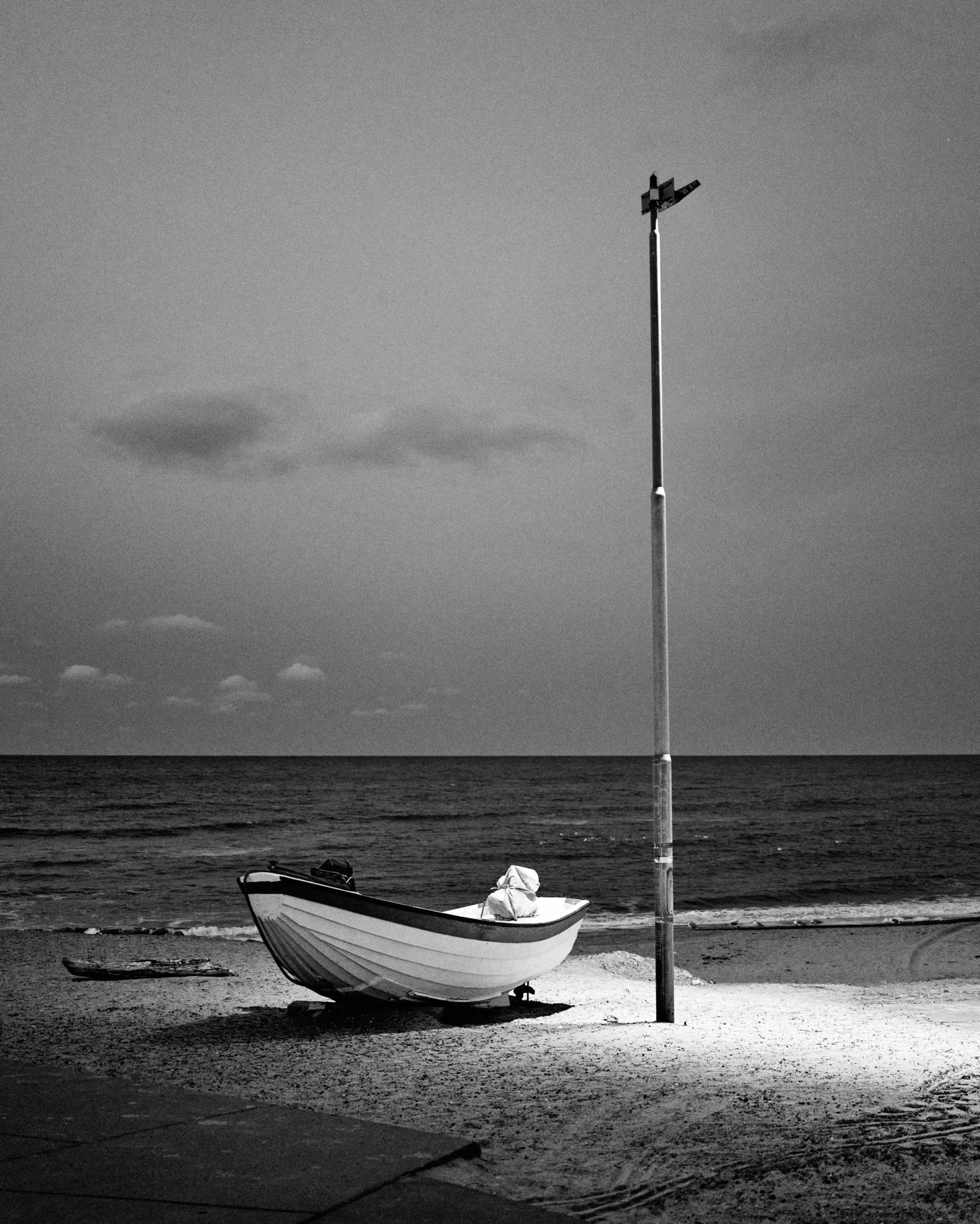 Sort-hvid jolle på stranden